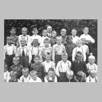 072-0003 Ein Klassenbild der Volksschule Pelkeninken mit Lehrer Kannappel ca. im Jahre 1934.jpg